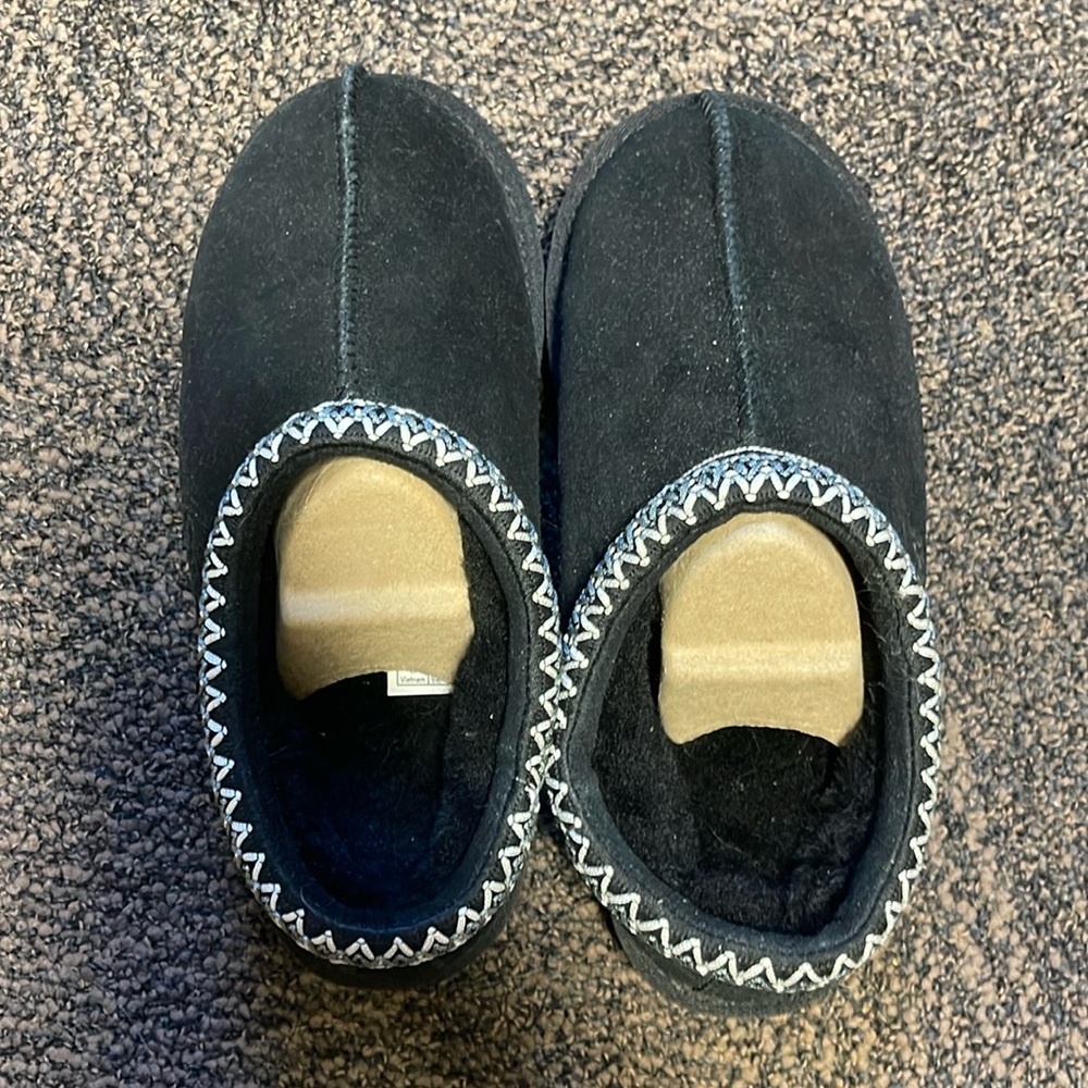 BLACK UGG TASMAN SLIPPERS